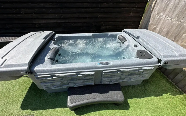 Luxury Glamping Pod With Hot Tub, fee Applies