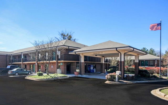 Quality Inn & Suites Clinton - Jackson West