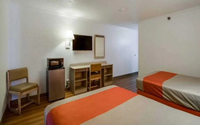 Motel 6 Waukegan, IL