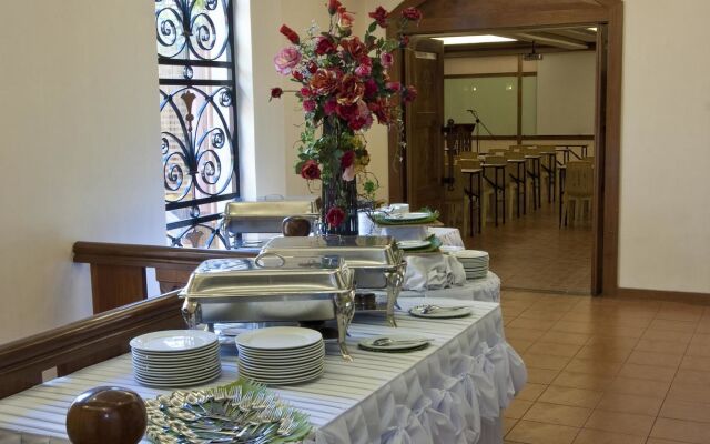 Pinoy Pamilya Hotel