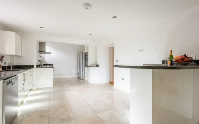 Platinum Apartment in Camden 9946
