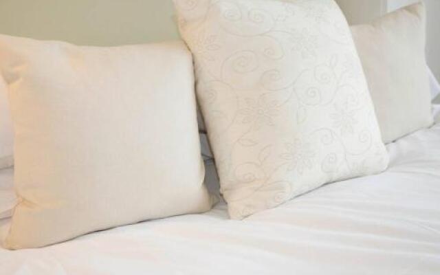 Bright & stylish 2 bed 1st floor apartment