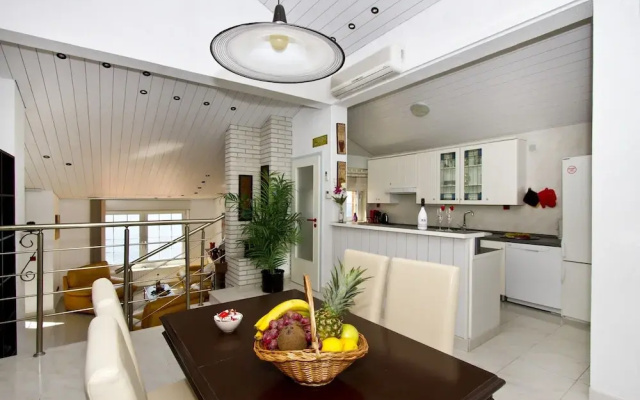 Luxury apt w Pool, 3 Balconies, Terrace & sea View