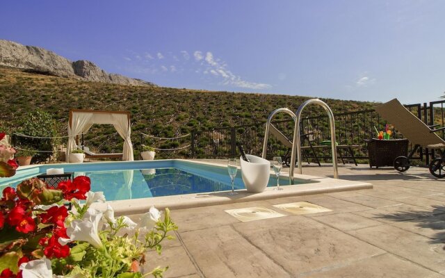 Premium Holiday Home in Kučine-Mravinci with Swimming Pool