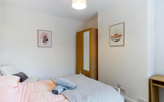 Cheerful 3 bedroom home with free parking and WIFI