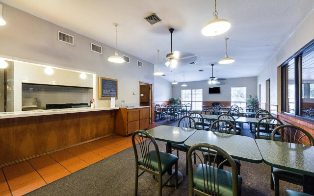 Econo Lodge Inn & Suites Fulton - Rockport