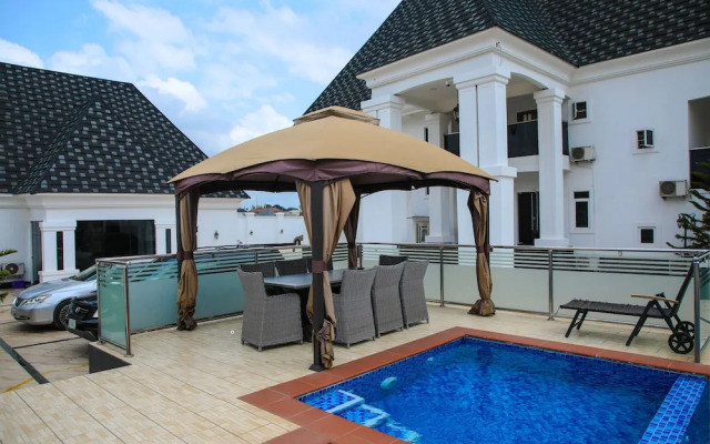 PoshLux Executive Hotel