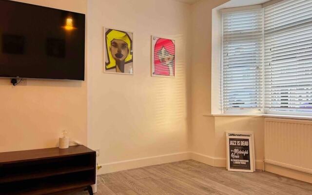 Cool 2 Bed House Hornchurch, Arcade Games, Parking