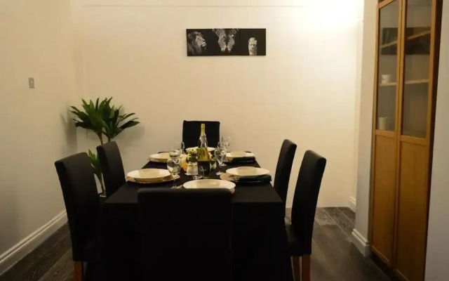 Harrow/sleeps10/privategarden/3br/freeparking/wifi