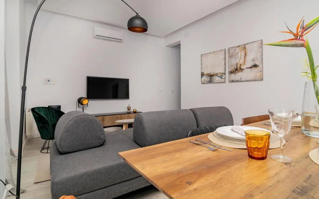 Apartment with Balconies in La Latina by Batuecas