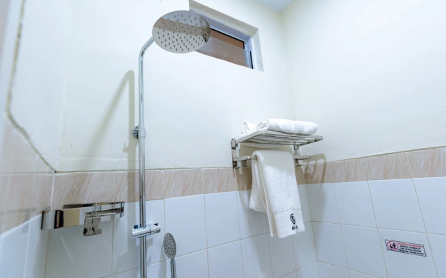 RedDoorz Plus @ Komplek ABC Batu Aji Batam