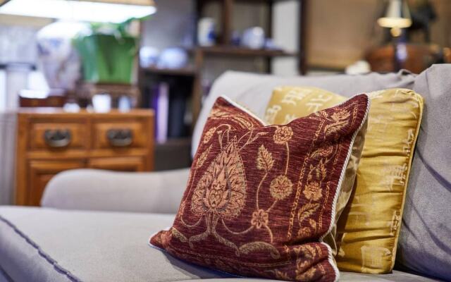 Eclectic 2 Bed & 2 Bath in Armadale with Parking