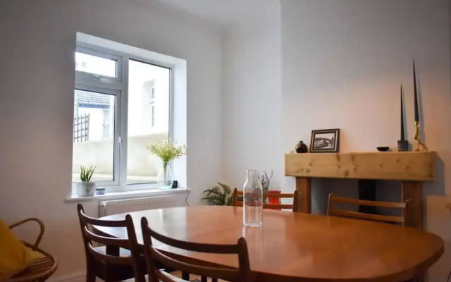 Stylish 2 Bedroom House Next to Brighton Station