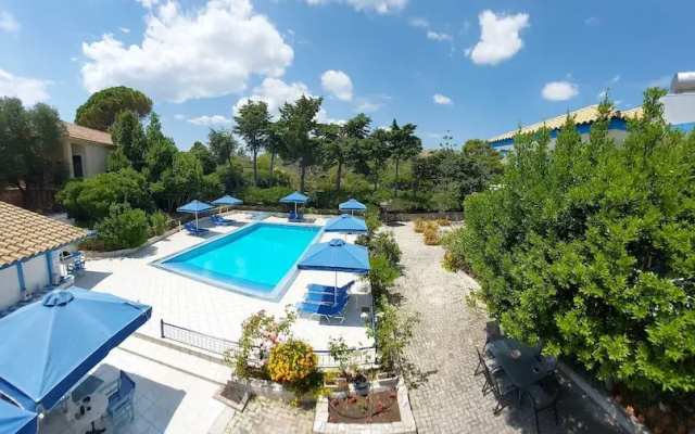 Bluewhite Studio - Garden by the Pool