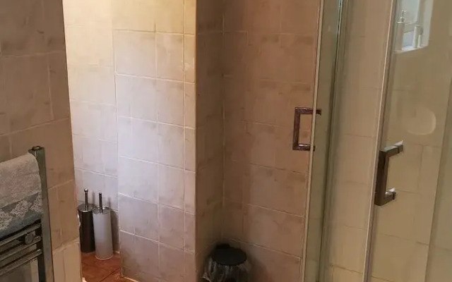 1-bed Victorian gf Apartment in London