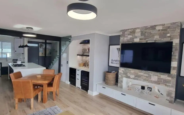 Waterfront New Listng - 8 South Quay -