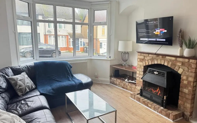 Charming Luton Home for Families & Business Stays
