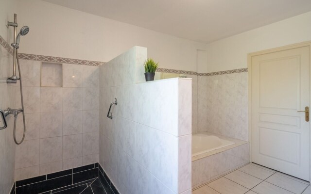 Lavish Villa in Pouzols-Minervois with Jacuzzi