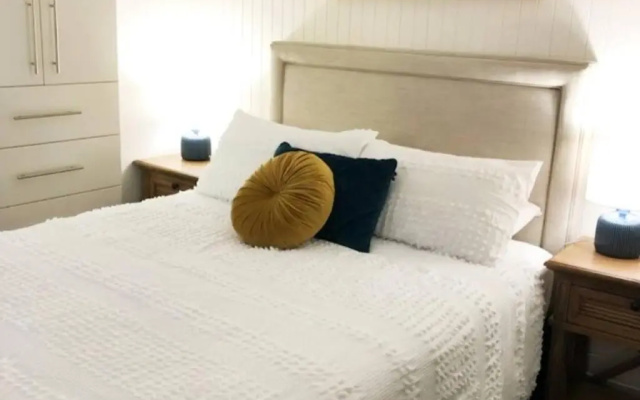 Dolphin Shores – Guest Rooms – Corlette