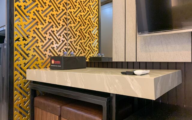 Minimalist Studio Room At Gold Coast Apartment