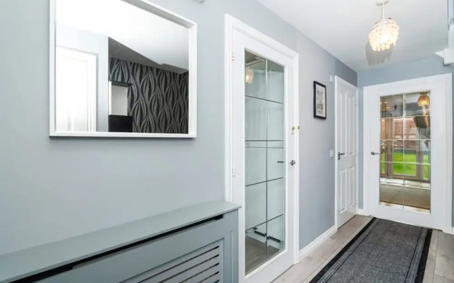 3 Bedroom House-private Parking