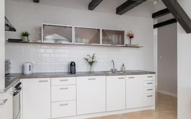 Apartment With 2 Desks by Renters