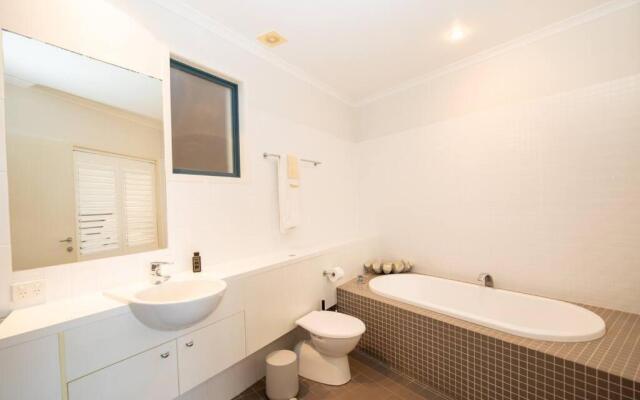 SALTWATER 1 - PENTHOUSE APARTMENT with OCEAN VIEWS