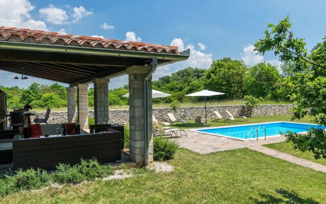 Spacious Villa in Tinjan With Pool