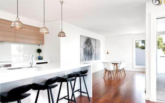 Luxury in Corlette - 4 Drungall Ave