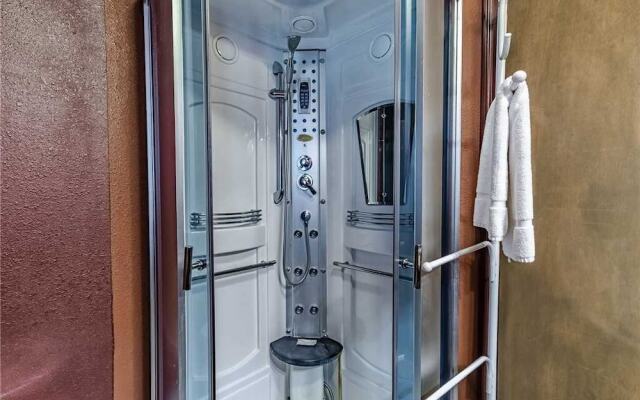 Mustang Hideaway - Three Bedroom Cabin