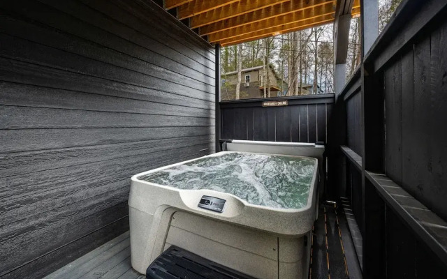 Game Room-hot Tub-10 Mins to Downtown Gatlinburg