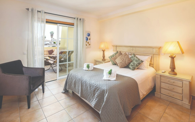 Stylish 2BR Apartment With Pool, Parking & Wifi