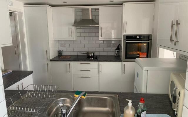 Fantastic home Bournemouth with Jacuzzi Garden parking