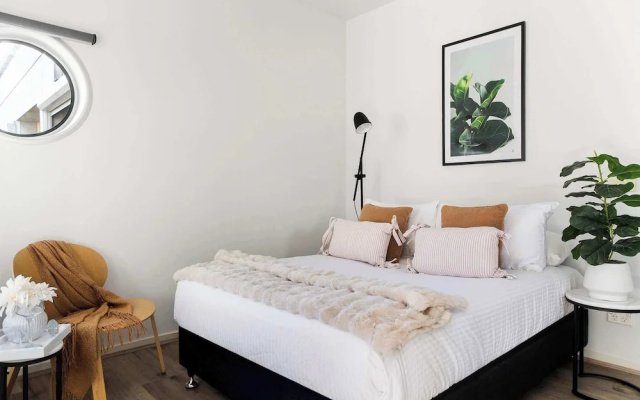 Stylish 2BR Apt Steps From Vic Market With Parking – Guest Rooms – Melbourne