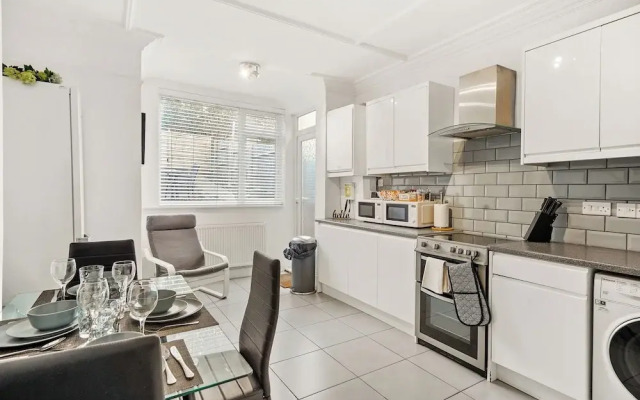 Modern 4BR Victorian Home Near Luton Airport