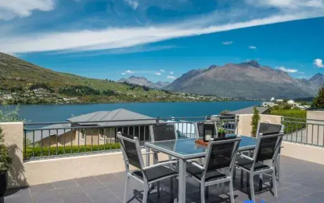 Panoramic Peaks: 3BR Home with Lake Vistas