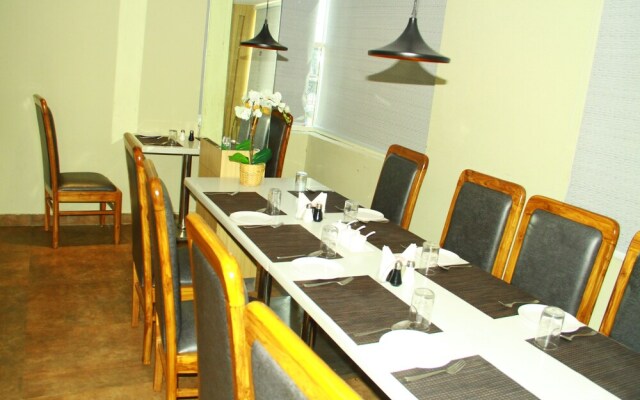 Sri Sampoorna Hotel