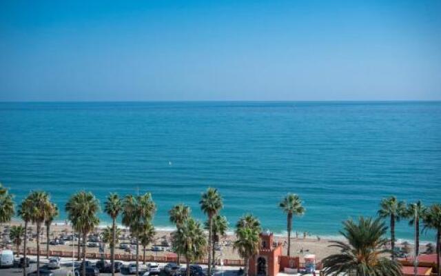 Apartamento con terraza y piscina junto a la playa
