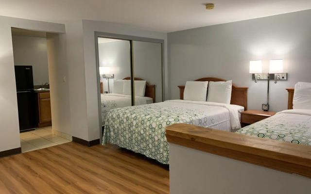 HomeTowne Studios by Red Roof Denver, PA