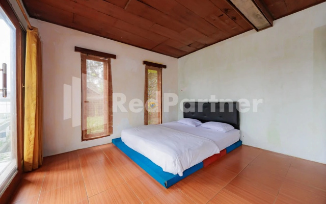 Villa Kampus Near Taman Safari Cisarua Puncak RedPartner – Guest Rooms – Cisarua