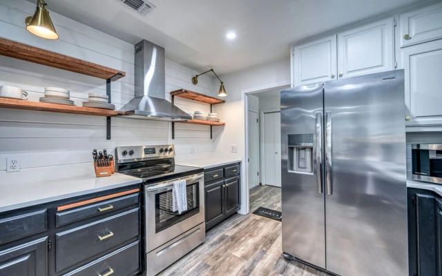 Modern Luxurious Home Near Main W/hot Tub-firepit!