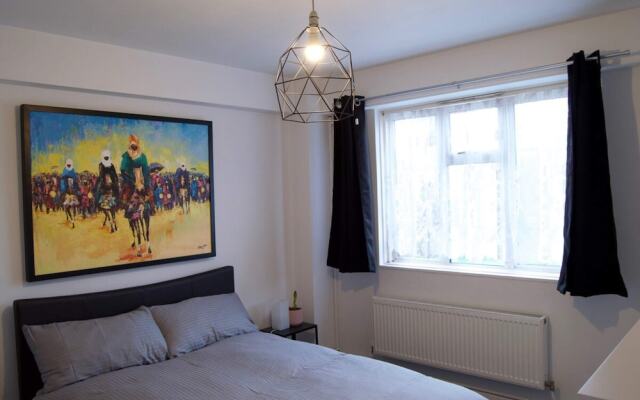 Modern 1 Bedroom in Shadwell With Balcony