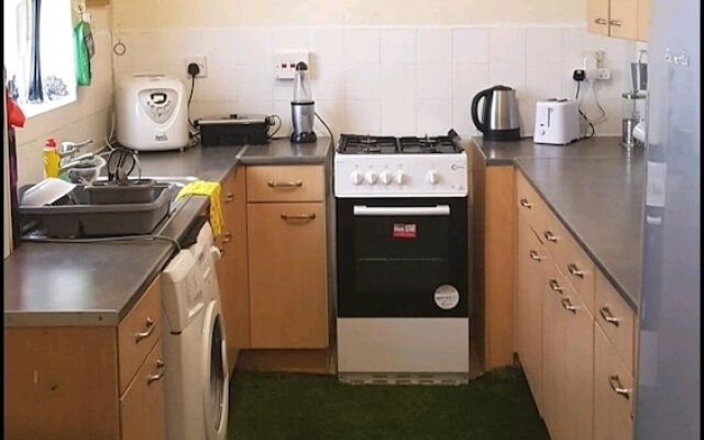 private home. Entry b'yard free parking.