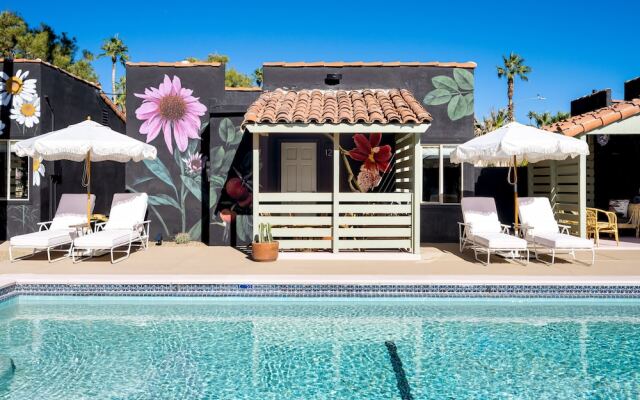 Fleur Noire Hotel - 21 and Over