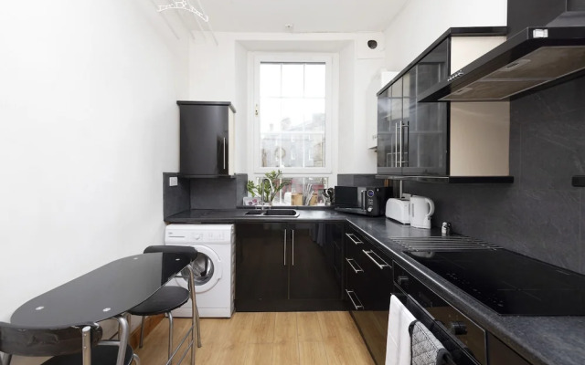 JOIVY Spacious 3 Bed Apartment In The Old Town