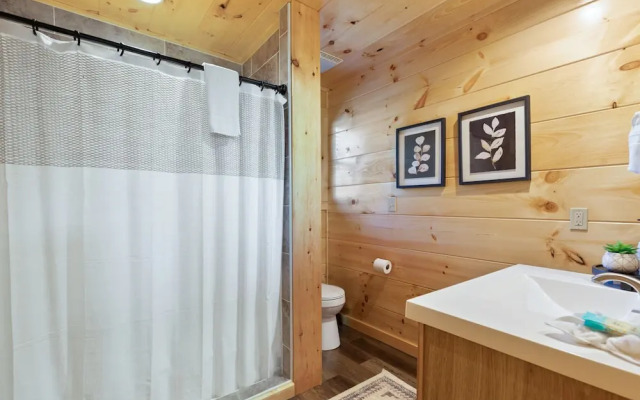 Parkway Paradise w Private Hot Tub