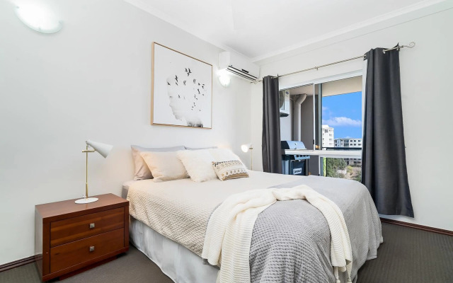 Huge CBD Top Floor Apartment with Breath Taking Views!