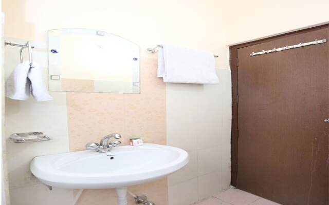 OYO 12155 Hotel Awdesh Inn