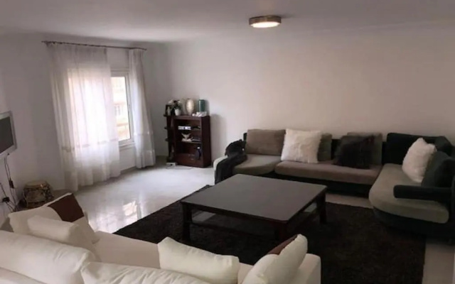 Modern 3 Bedroom Apartment Walk to Cafés & Bookstores