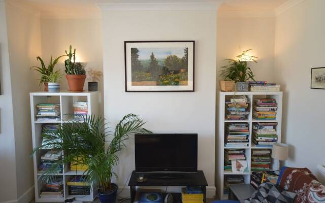 Charming 2 Bedroom Apartment Near Station